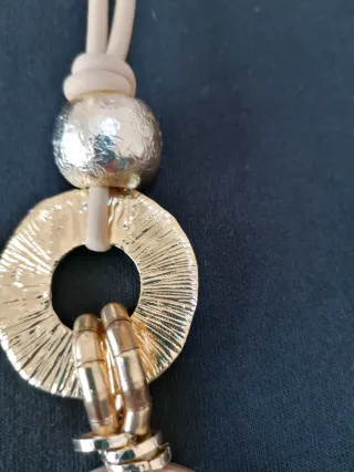 Collana beige con dettagli oro