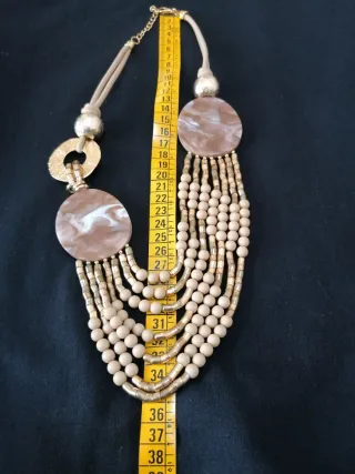 Collana beige con dettagli oro