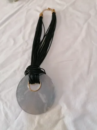 Collana multifilo con ciondolo tondo