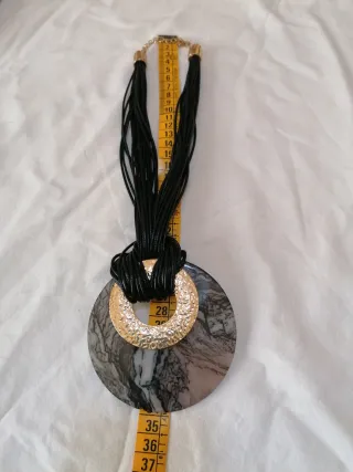 Collana multifilo con ciondolo tondo