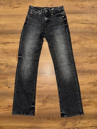 Pantalones vaqueros grises desgastados