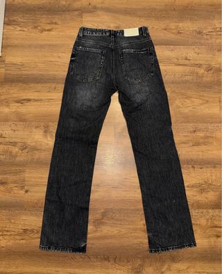 Pantalones vaqueros grises desgastados