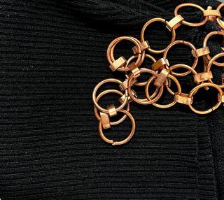 Pantalón ancho Zara negro Talla M + Top cadenas