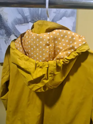 Cazadora amarilla con capucha