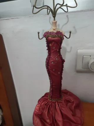 Perchero para Joyas Vestido Rojo Dorado