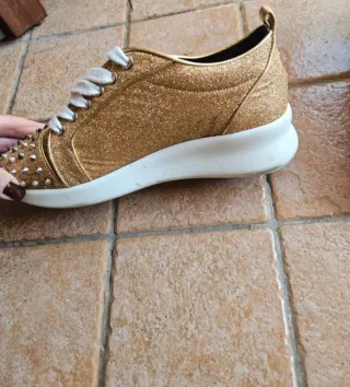 Sneakers oro borchiate