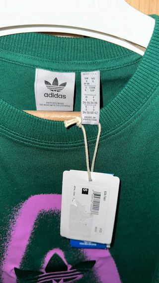 Camiseta Adidas verde con letra A morada