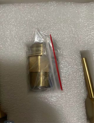 Grifo de cocina dorado con manguera extensible