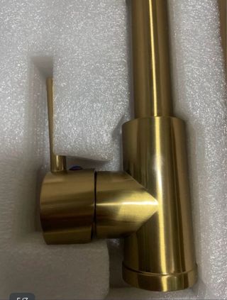 Grifo de cocina dorado con manguera extensible