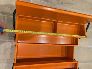 Caja de herramientas metálica naranja