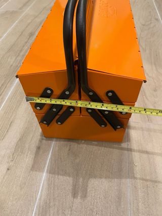 Caja de herramientas metálica naranja