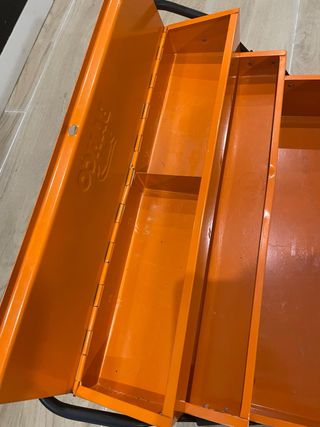 Caja de herramientas metálica naranja