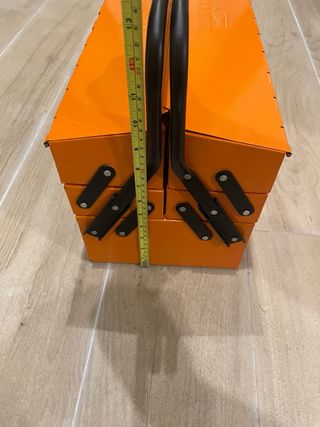 Caja de herramientas metálica naranja