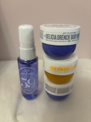 Set Sol de Janeiro: 3 cremas y 1 bruma