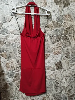 Vestido rojo halter con cadena