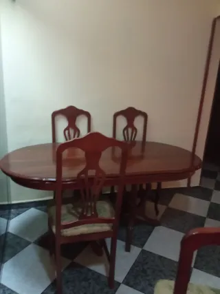 Mesa de comedor y 6 sillas de madera