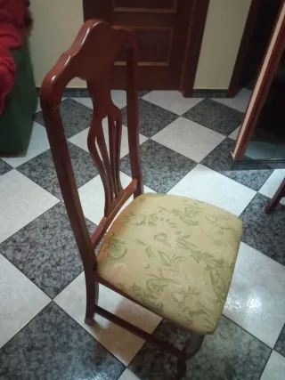 Mesa de comedor y 6 sillas de madera