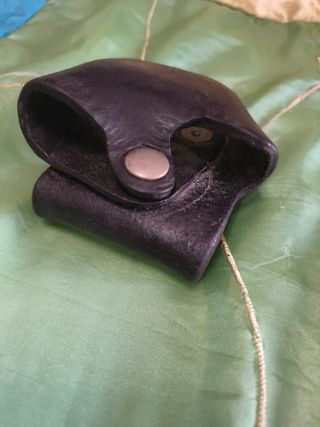 Porta manette in pelle