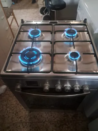Cocina de gas con horno eléctrico