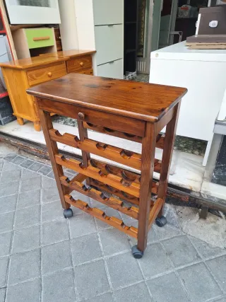 Botellero de Madera con Ruedas