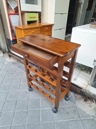 Botellero de Madera con Ruedas