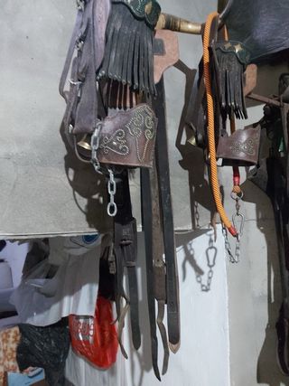 Dos cabezadas de cuero hechas a mano