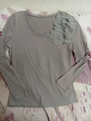 Blusa gris con detalle floral XL