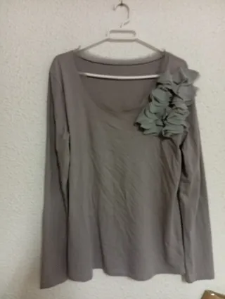 Blusa gris con detalle floral XL