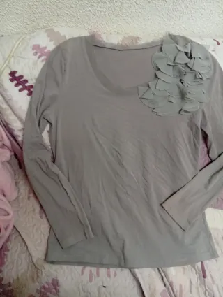 Blusa gris con detalle floral XL
