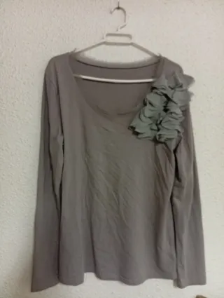 Blusa gris con detalle floral XL