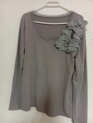 Blusa gris con detalle floral XL