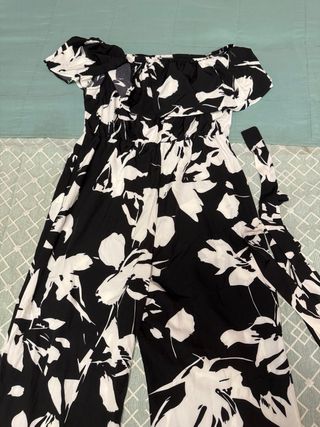 Mono estampado floral blanco y negro