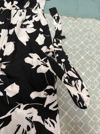 Mono estampado floral blanco y negro