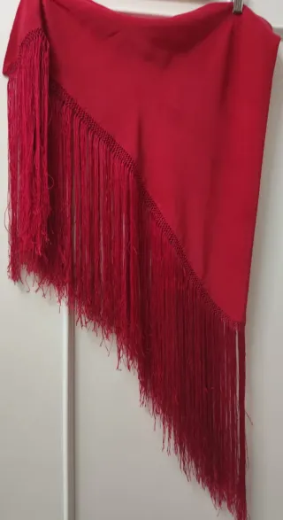 Mantoncillo rojo con flecos