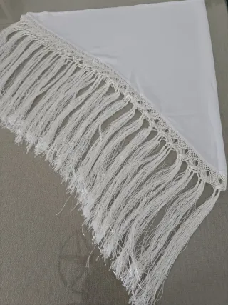 Mantoncillo blanco con flecos