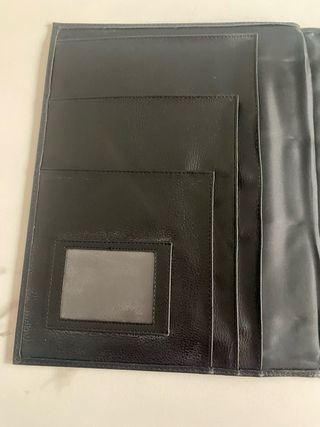 Carpeta de piel negra con cierre