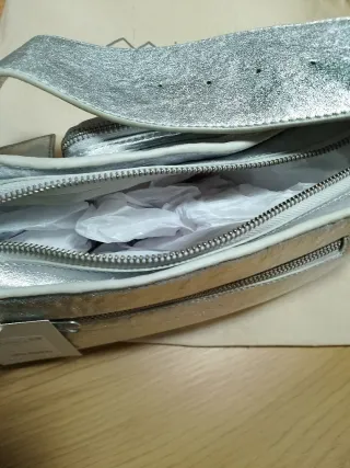 Bolso de piel MIM plateado con múltiples bolsillos