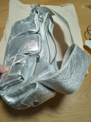 Bolso de piel MIM plateado con múltiples bolsillos