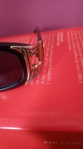 Occhiali da sole simil Versace neri e oro