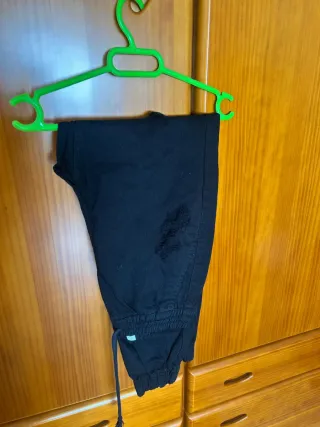 Pantalón jogger negro con rotos TS