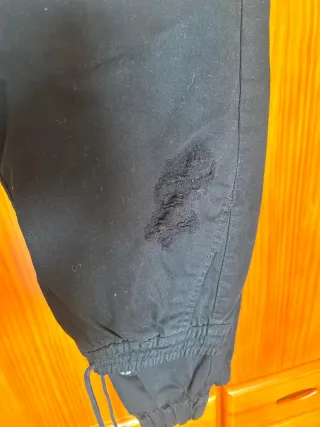 Pantalón jogger negro con rotos TS