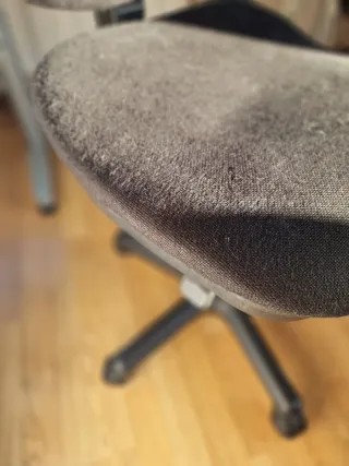 Silla de oficina de tela negra