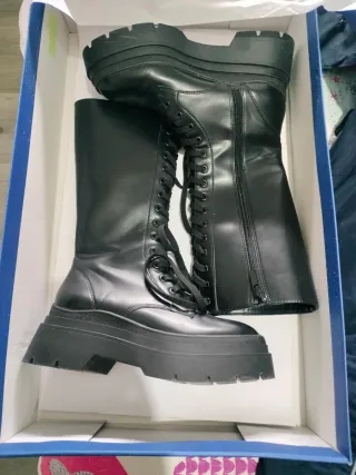 Botas altas negras con cordones ,tipo militar .