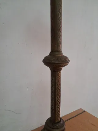 Candelabro de iglesia antiguo