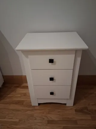 Mesilla de noche blanca de madera