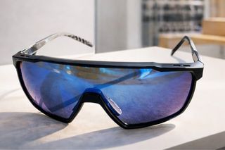 Gafas deportivas negras lentes azules