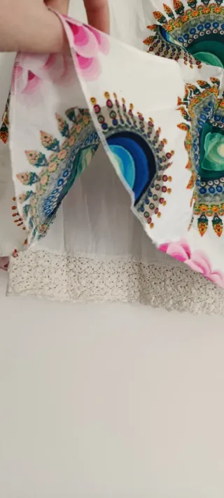 Falda blanca desigual estampado colorido