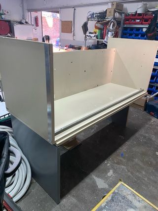 Mesa de oficina beige y gris