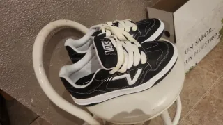 Zapatillas Vans Negras y Blancas Talla 38.5