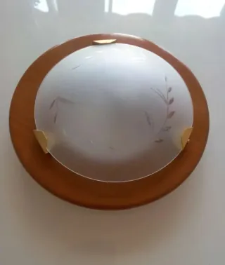 Lámpara de techo madera y cristal.